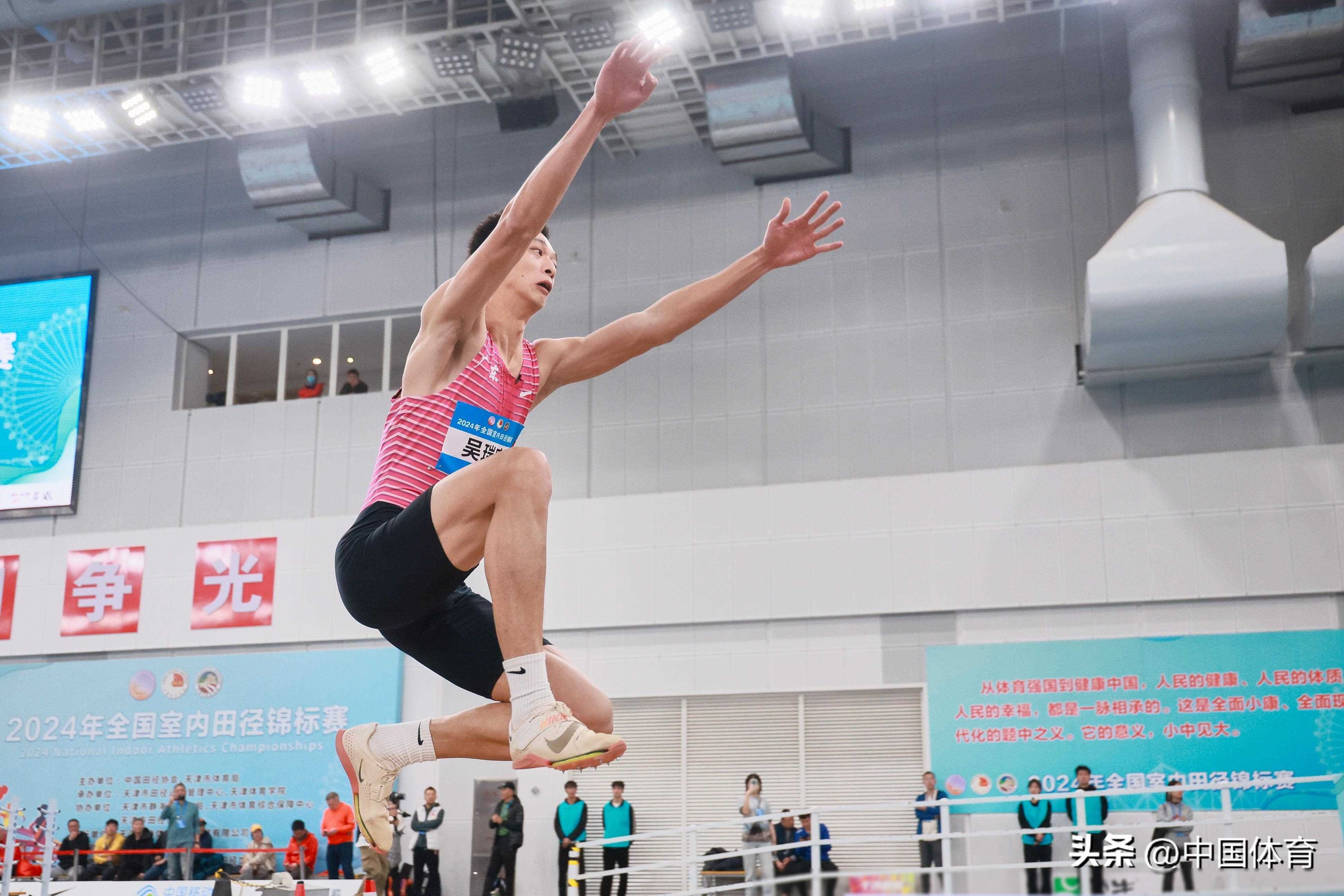 华体会登陆-田径项目中选手跳远表现引人瞩目  第1张 华体会登陆-田径项目中选手跳远表现引人瞩目  第1张